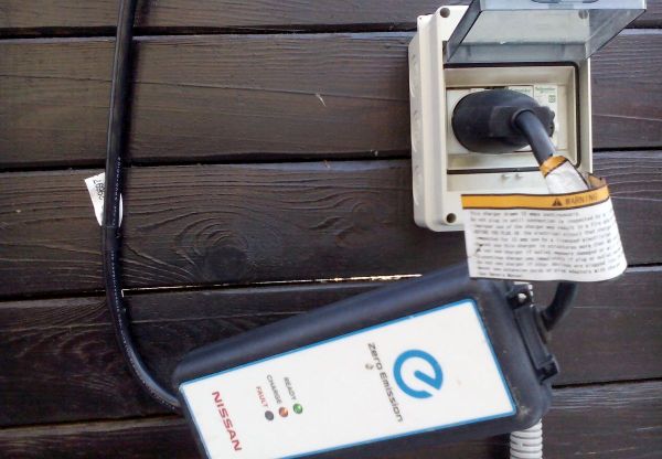 Nissan Leaf- недорогая японская "почтиТесла"