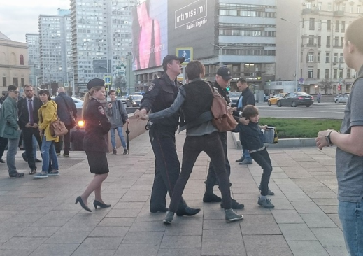 В Москве полиция задержала читавшего стихи ребенка