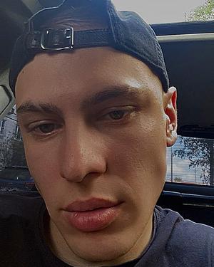 Ссыкливый быдлообочечник обплевал машину и скрылся.