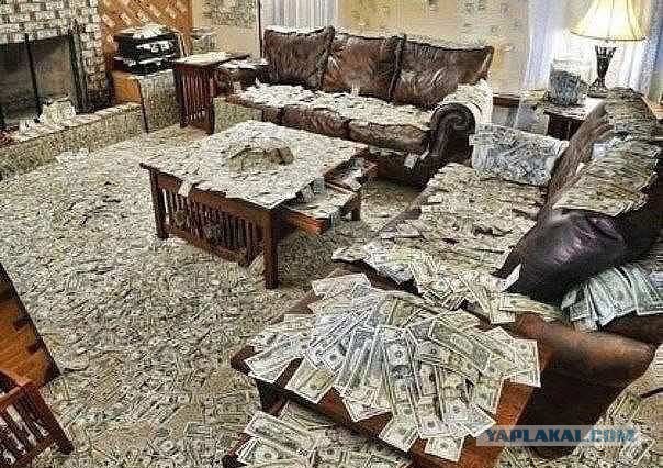 В квартире матери полковника Захарченко нашли еще один склад денег