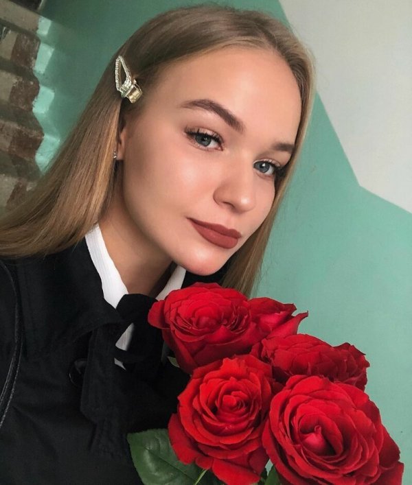 Ослепительные одиннадцатиклассницы 2019 года: Каблуки, помада, кружева
