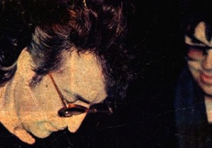 Джон Леннон дает автограф Марку Чепмену, 8 декабря 1980 год, Нью–Йорк