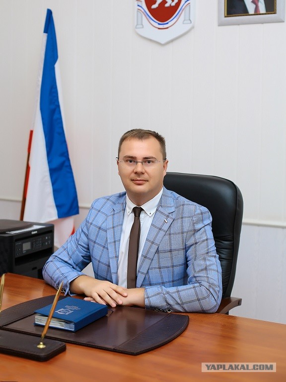 В Крыму перед депутатами и чиновниками неизвестный мужчина станцевал танец живота