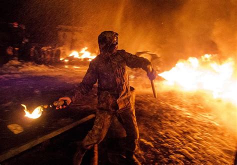 На протестной акции в Питере полицейские задержали бабулю с плакатом «Нет войне»