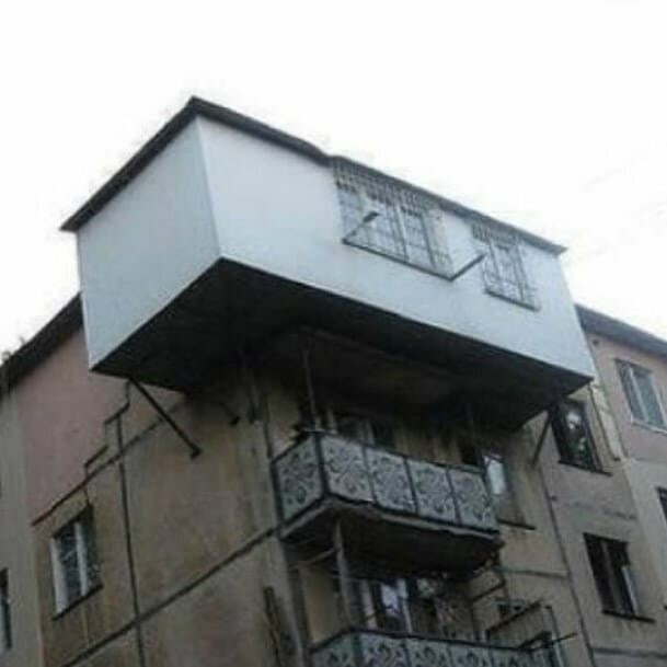 Хитрый москвич незаконно приватизировал чердачное помещение в доме, но его поймали и заставили всё сносить⁠⁠