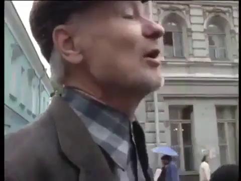 Кассир честно пытается спросить, нужен ли покупателям пакетик
