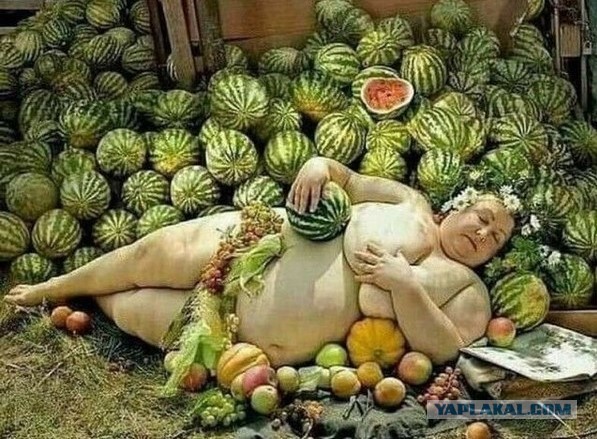 Девушки с арбузами