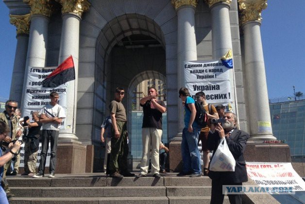 На Майдане появились протестующие с палатками