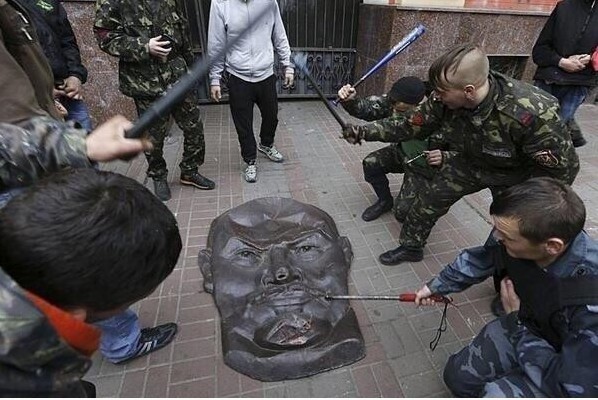В Одессе памятник Ленину превратился в Вейдера