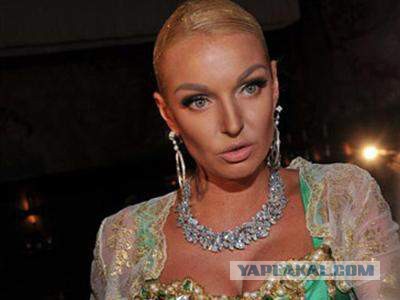 Анастасия Волочкова снова пытается обнажиться на Крите