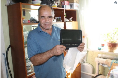 Слепому жителю Сахалина Фонд социального страхования подарил телевизор