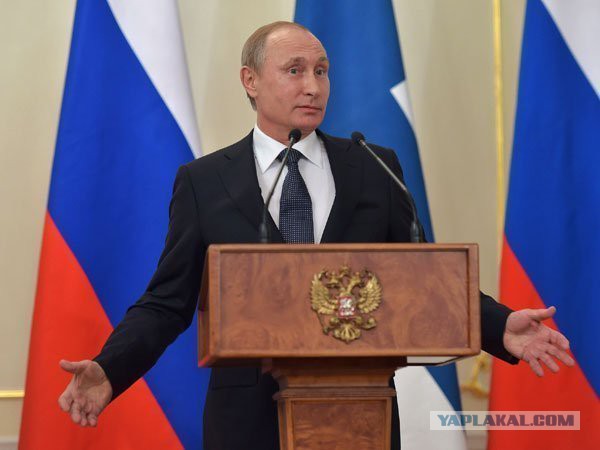 Нерасселенный разваливающийся саратовский дом подперли деревянными досками
