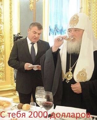 Охранник Кирилла указал, из какого бокала пить патриарху - остальные гости после этого от напитков отказались