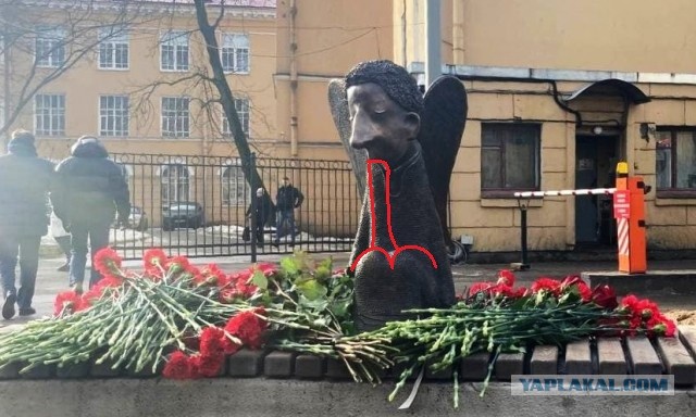 На набережной Карповки тайно открыли скульптуру «Печальный ангел» в память о погибших от коронавируса врачах