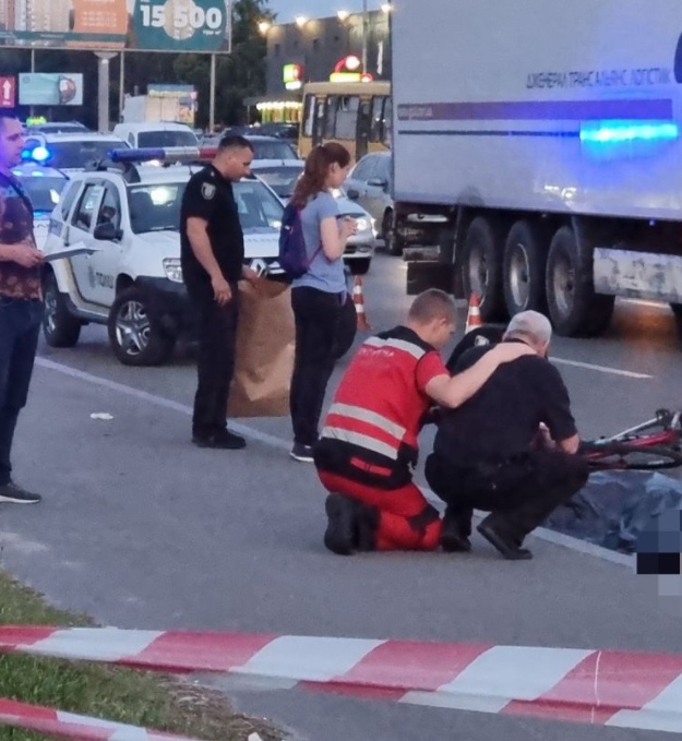 В Киеве на Окружной вечером 15 июня 47-летний пьяный пешеход столкнул велосипедиста под грузовик