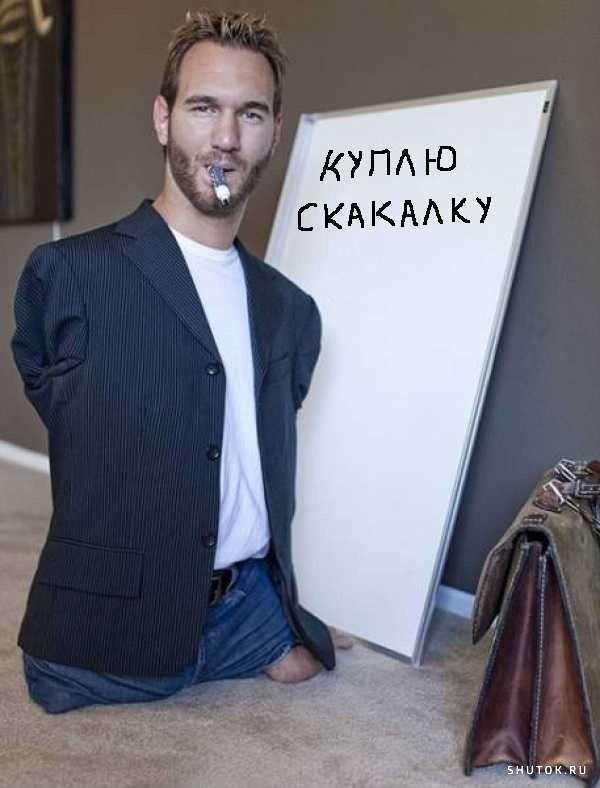 Безрукий парень кладёт плитку