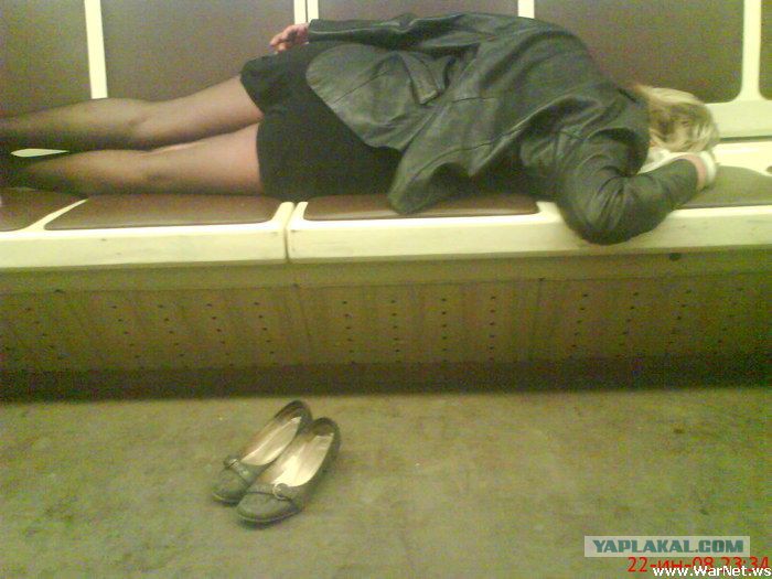 Маленькие спящие пьяные. Девушка заснула в метро.