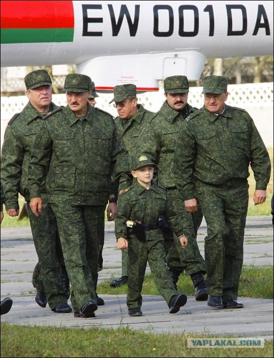 Коля носит пистолет