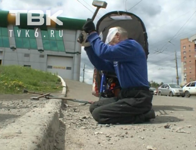 В Красноярске инвалид-колясочник сломал молотком бордюр из-за того, что не мог проехать к больнице