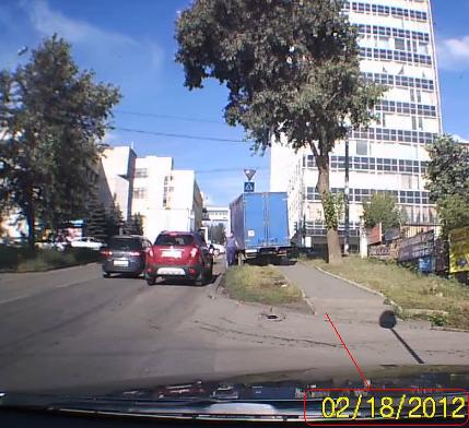 в Ижевске Камаз скатился с горы. Счастливчик регик.