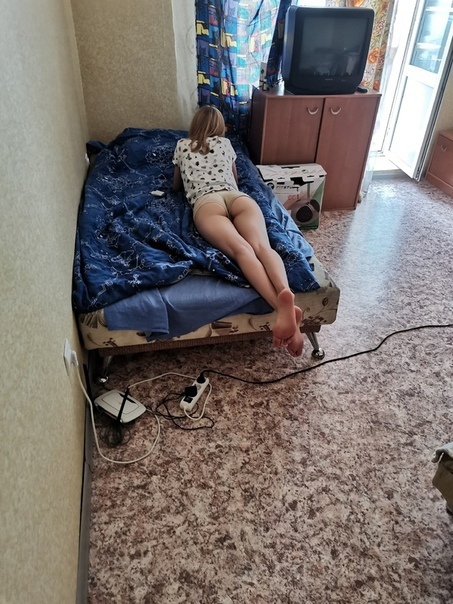 Девушки, которым уже жарко. И они хотят купаться