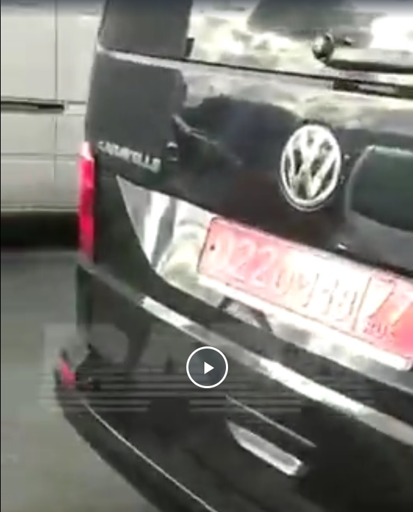 В Москве таксист вступил в неравную битву с тремя мужчинами на чёрном джипе без номеров, которые помяли его машину