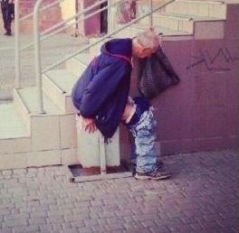 Пожилой неадекват уезжает с места ДТП