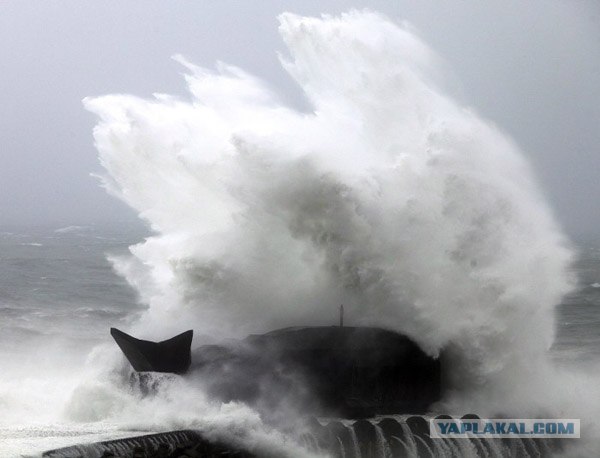 Огромной силы тайфун смывает Китай