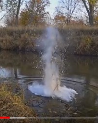 Красивые подводные взрывы мощных петард