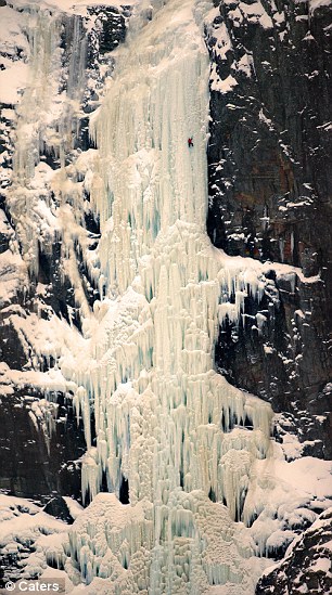 Покоряя 200-метровый замерзший водопад