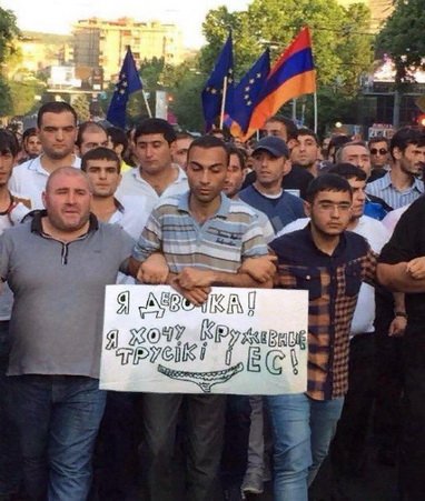 В Армении объявили о контрреволюции: протестующие в Ереване ворвались на территорию парламента