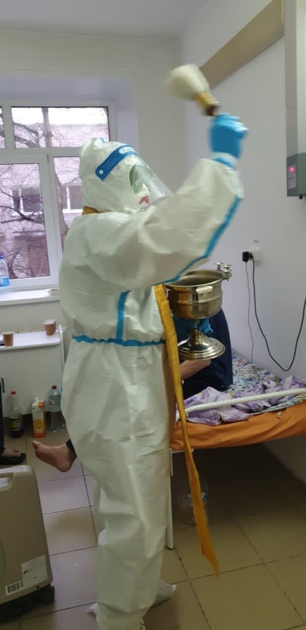 В Алтайском крае батюшка окропил святой водой ковидный госпиталь и его пациентов