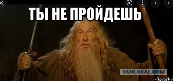 Бодрый час жизни потратили тракторист и девушка на стояние на тротуаре на одной из улиц в Ярославле