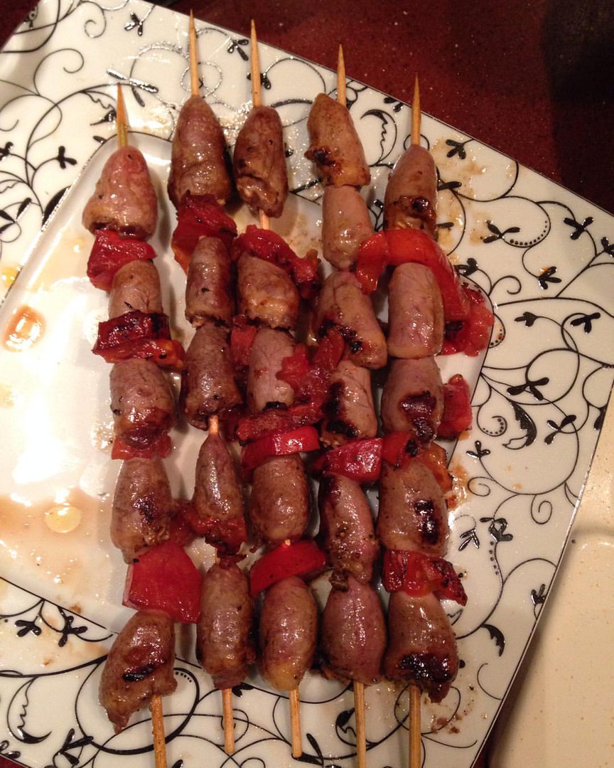 куриные сердечки на шпажках рецепт. сердечки на шпажках. шашлычки из куриных сердечек. шашлычок из куриных сердечек на шпажках. куриные сердечки на шпажках рецепт.