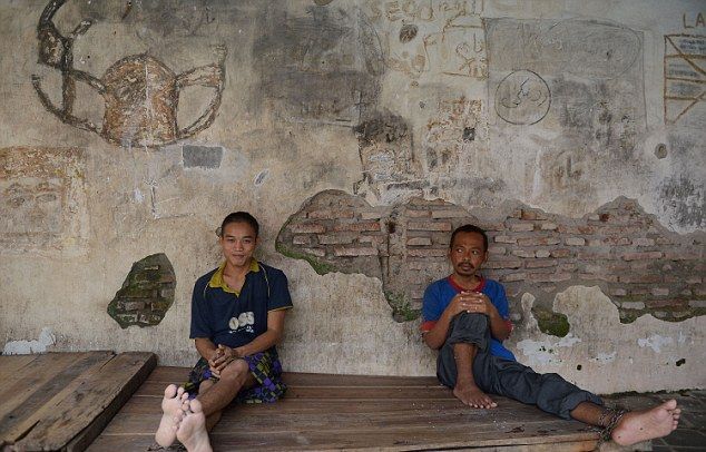 Мрачное житье душевнобольных в Индонезии
