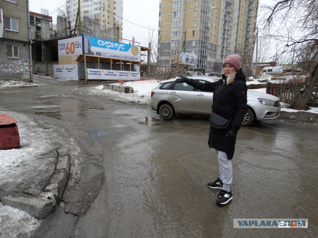 В Екатеринбурге девушка на Matiz жестоко избила маму с коляской и прокатила ее на капоте