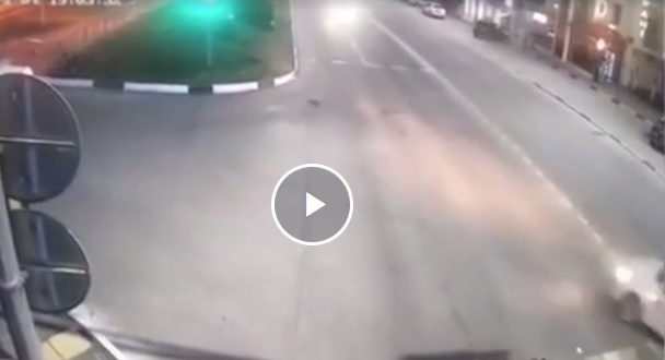 Момент жесткого ДТП в Геленджике попал на камеру видео наблюдения