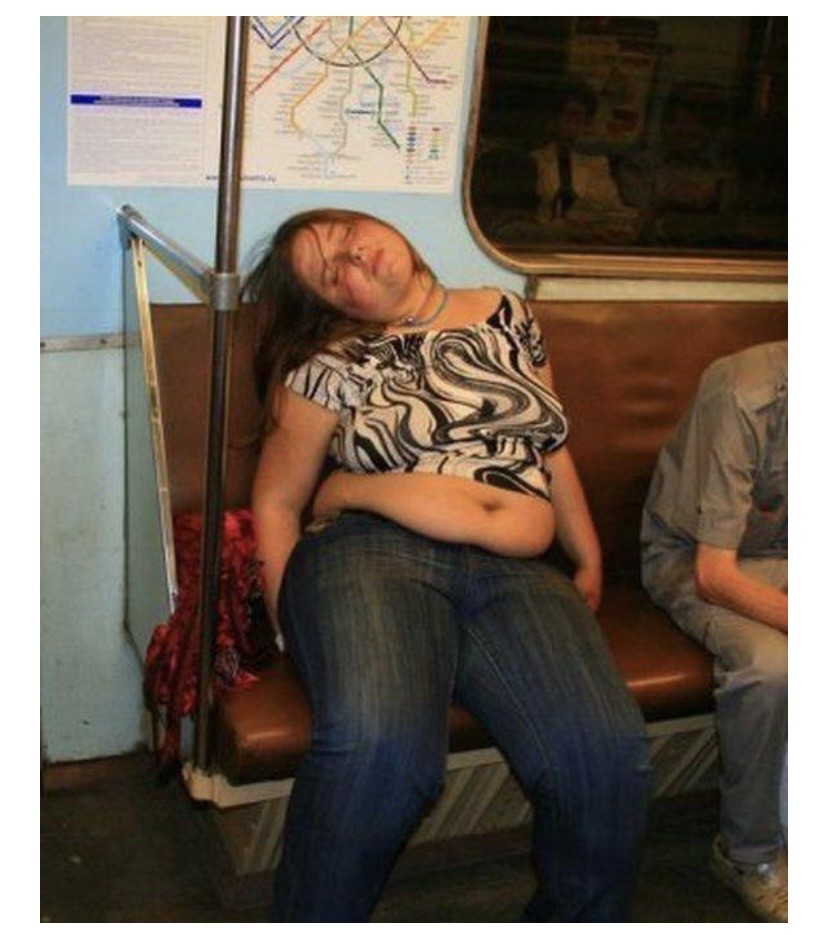 Тетка в автобусе. Толстая девушка в метро.