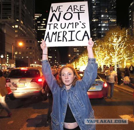 Тысячи человек приняли участие в акциях протеста против Трампа в США