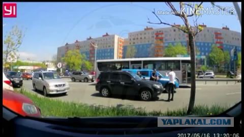 Сотрудники "СПЕЦ Связи" устроили вооруженный беспредел прямо на проезжей части, в районе Народного проспекта во Владивостоке