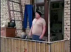 В ЖК «Рассказово» появился «кефирный мститель» — он обливает кисломолочным напитком машины, которые неправильно припаркованы