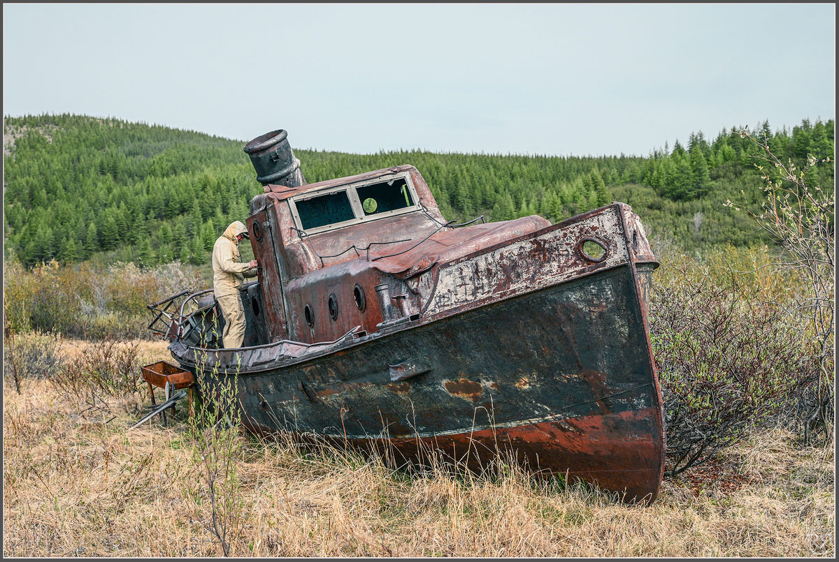 Заброшенный баркас с нефтяным полудизельным двигателем