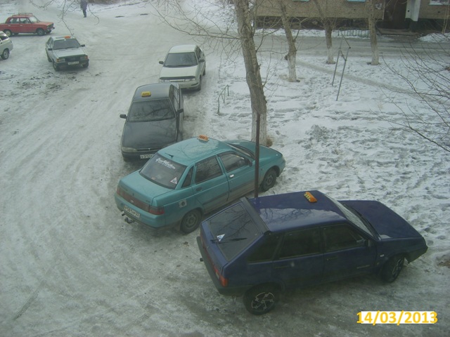 Жесткие переговоры с бабушками у подъезда
