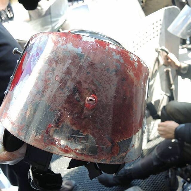 Митингующие в Киеве штурмуют здание Рады