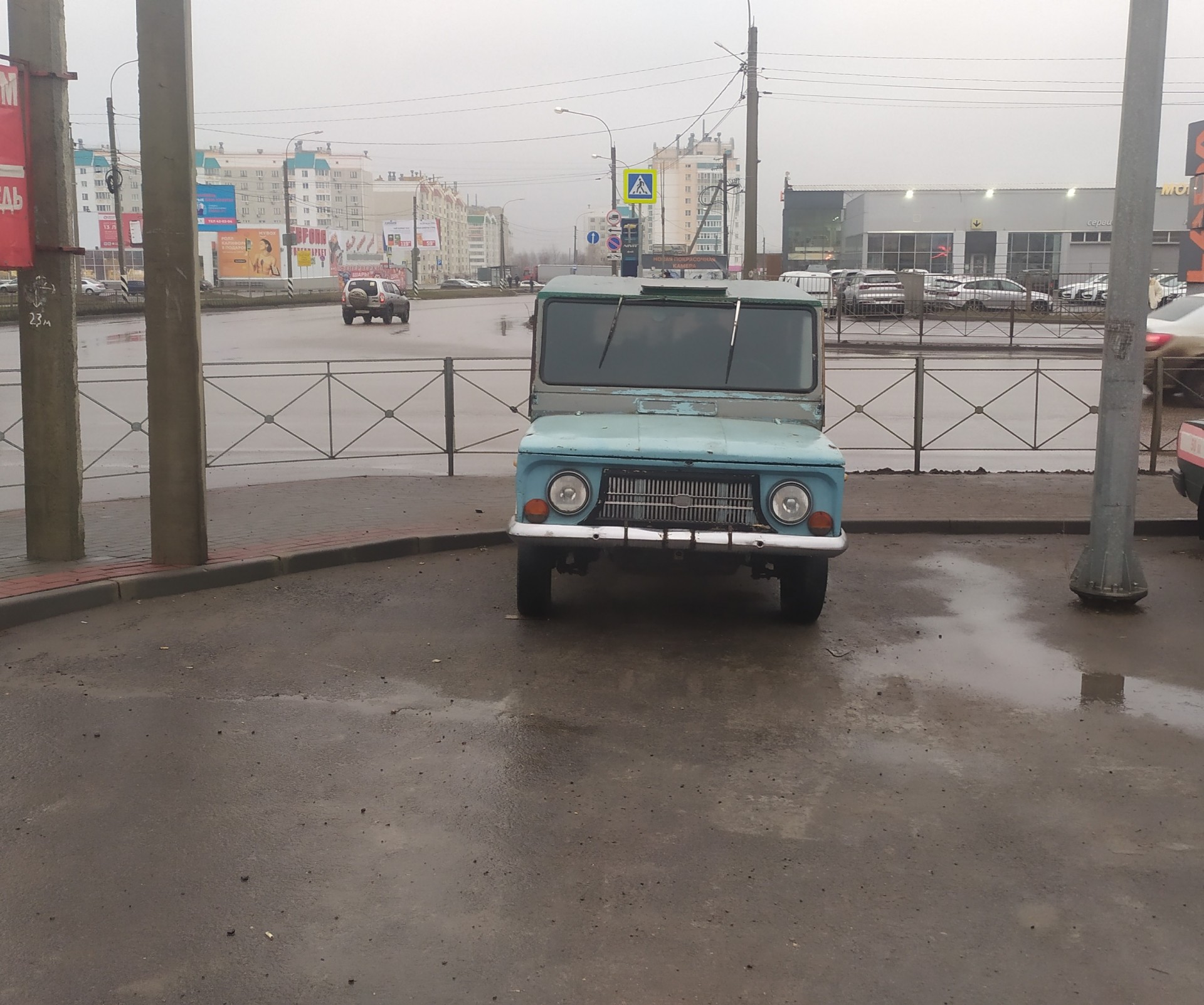 Очередная Калоша из Советского Союза спокойно ездит