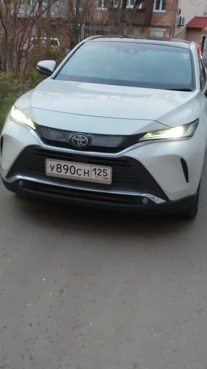 На улице Русской во Владивостоке водитель потребовал убрать карету скорой помощи, заявив, что опаздывает на автомойку