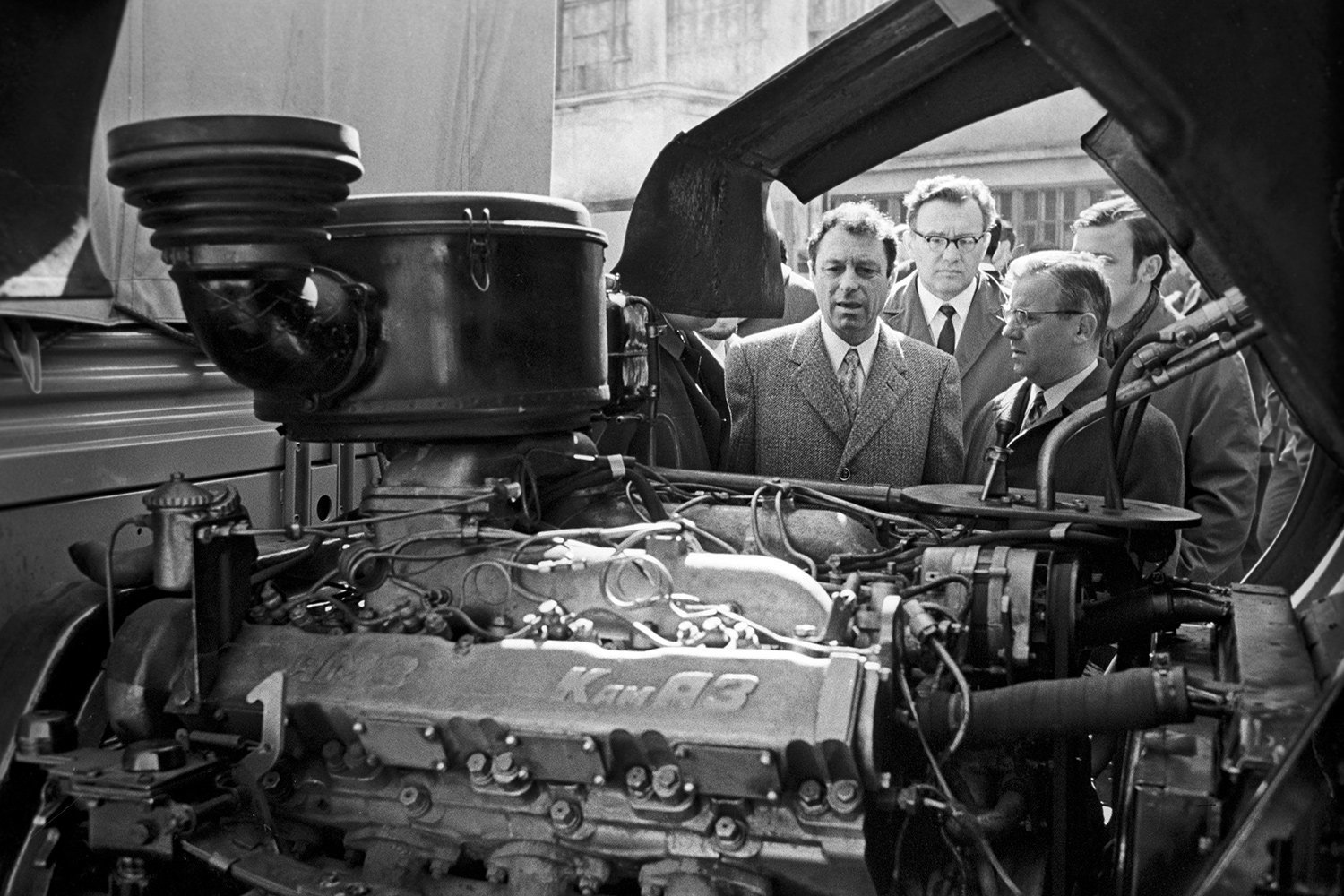 Звук заводящего двигатель. КАМАЗ 1976 Камского автозавода. Первый двигатель КАМАЗ 1974. КАМАЗ завод 1969. ЯМЗ 641 двигатель.
