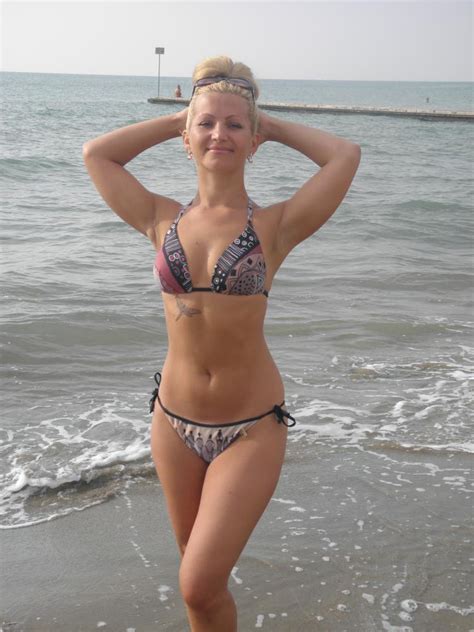 Дамы в шляпках и купальниках