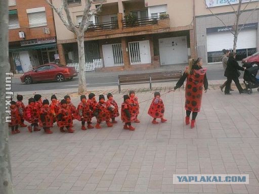 Советский детсад на прогулке