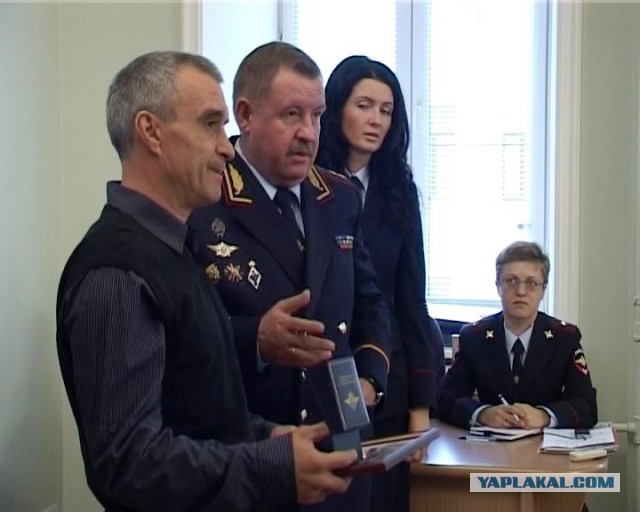 В Волгоградской области разбойники обокрали ювелирный салон, ранен полицейский